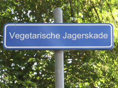 908172 Afbeelding van het straatnaambordje 'Vegetarische Jagerskade', bij het kantoor van de Vegetarische Slager ...